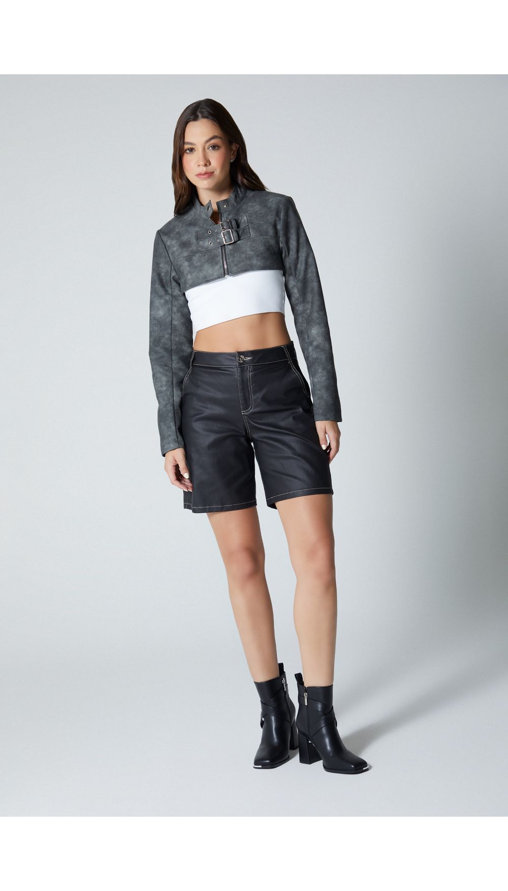 Chaqueta en pu crop con hebillas frontales para mujer