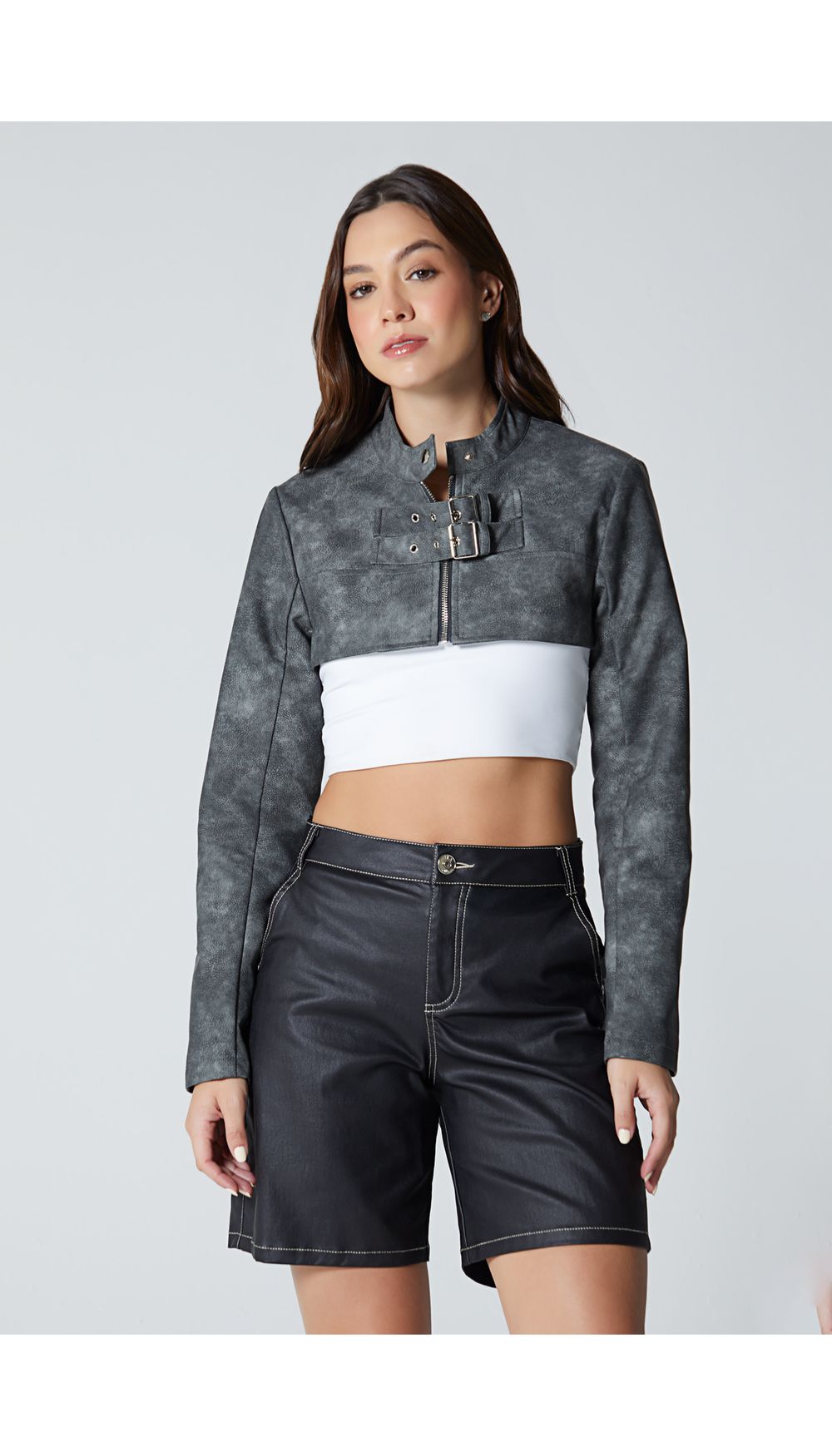 Chaqueta en pu crop con hebillas frontales para mujer