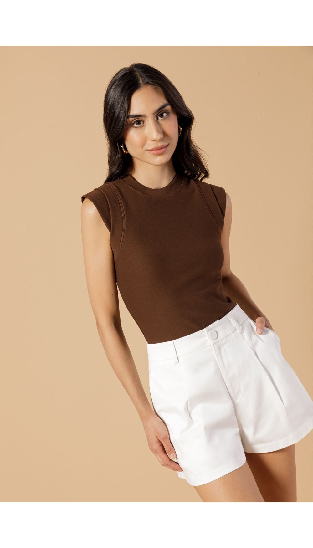 Short tiro alto con prenses para mujer