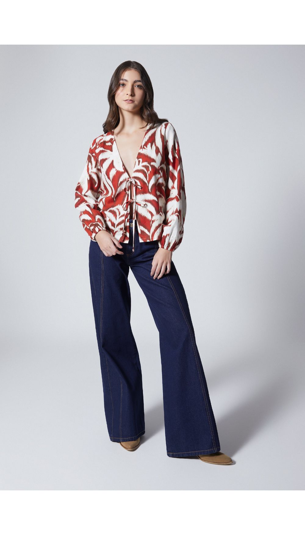 Blusa escote v con anudados en frente para mujer