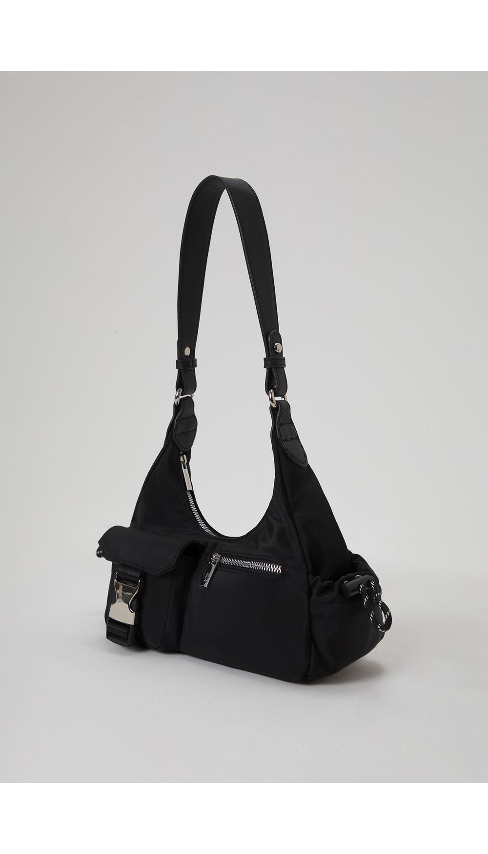 Bolso utilitario con hebillas