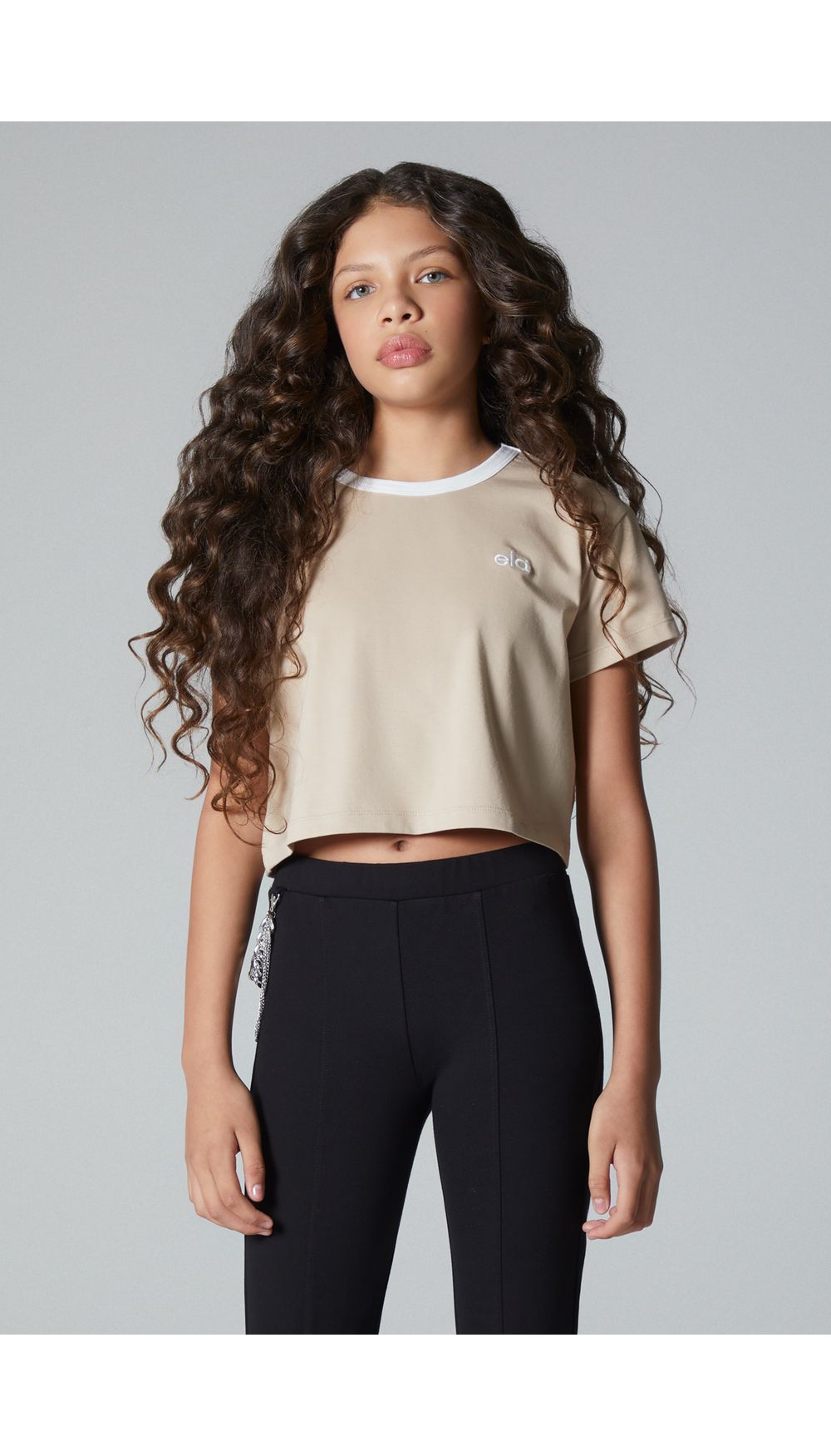 Camiseta boxy bordada para girl