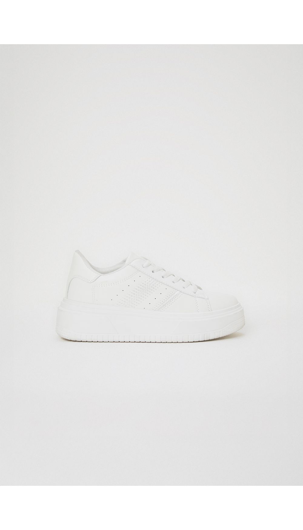 Tenis basico con stitching en lateral