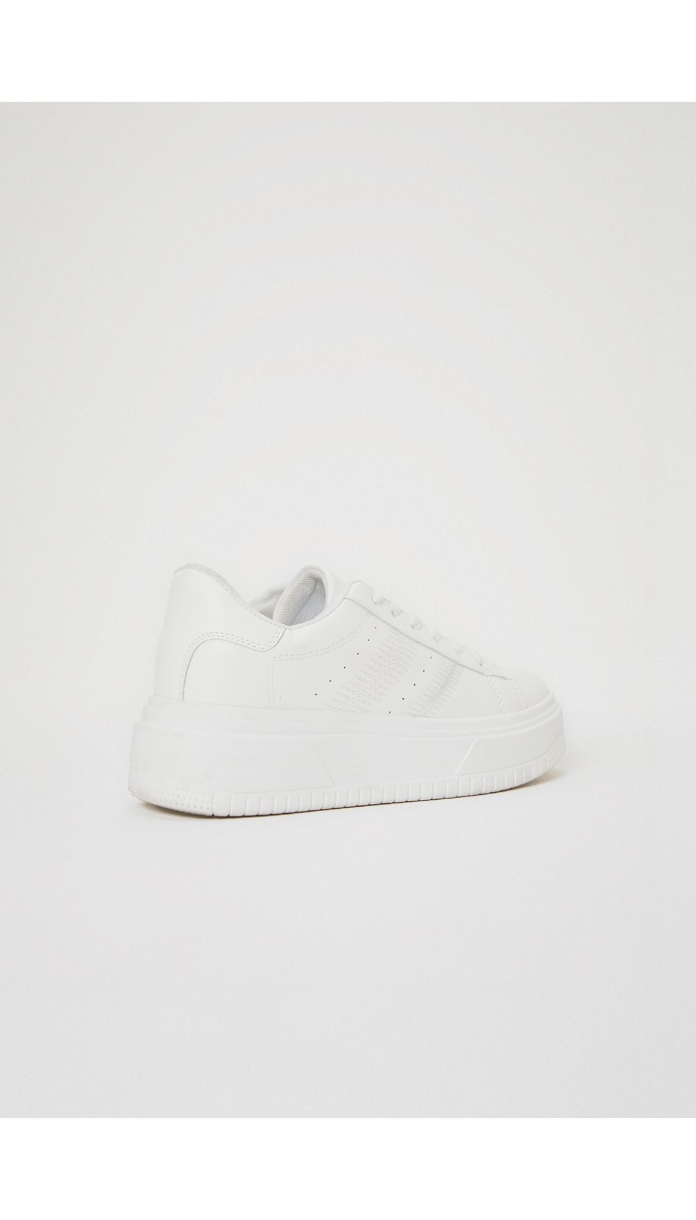 Tenis basico con stitching en lateral