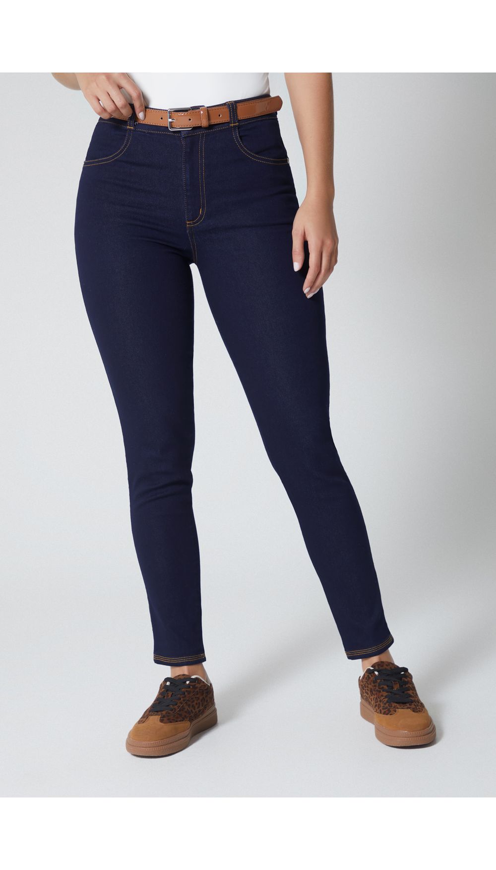 Jean para mujer tiro medio skinny con correa