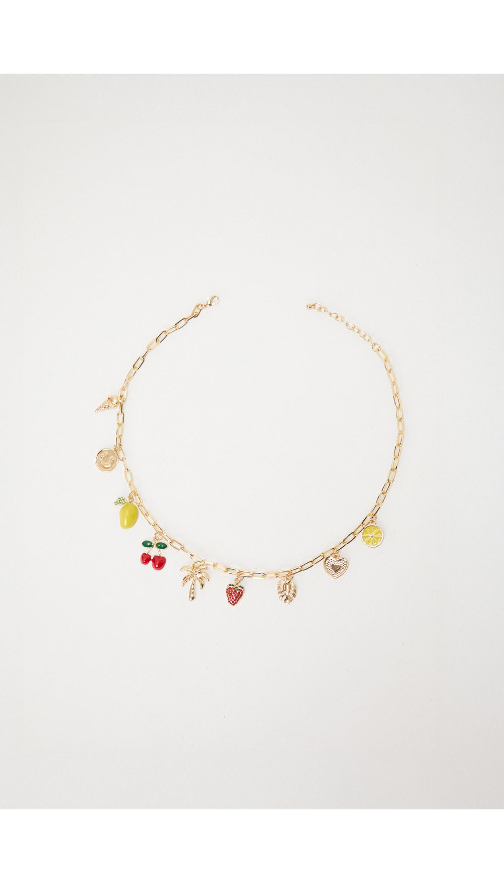 Collar con diferentes figuras, palmas y cerezas