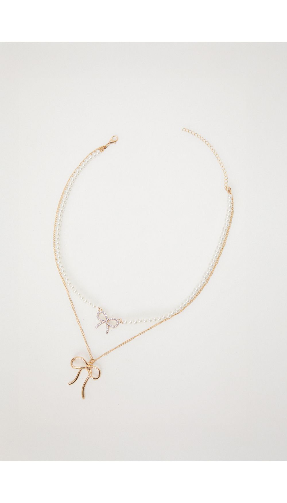 Collar perlas y moño
