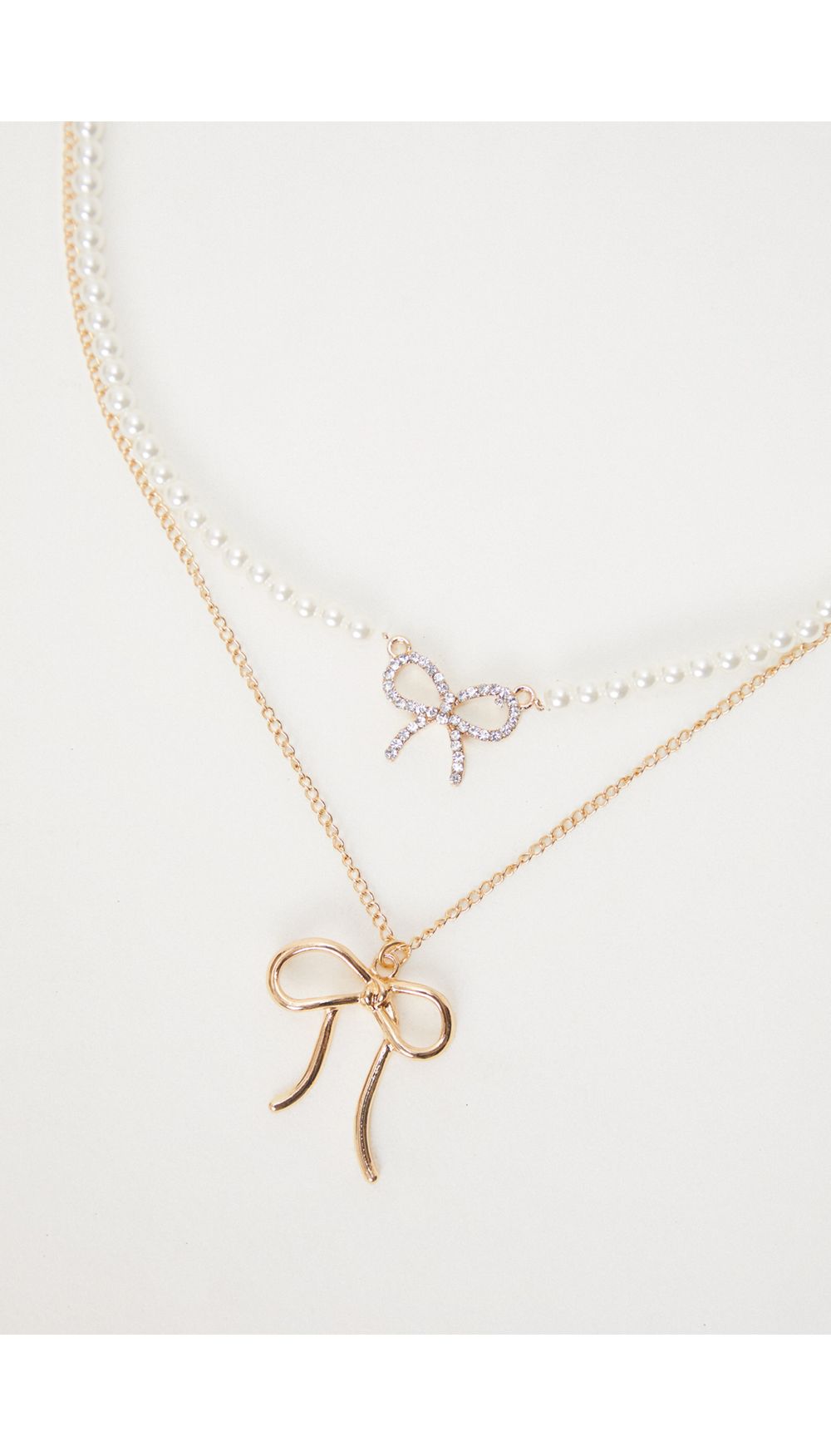 Collar perlas y moño