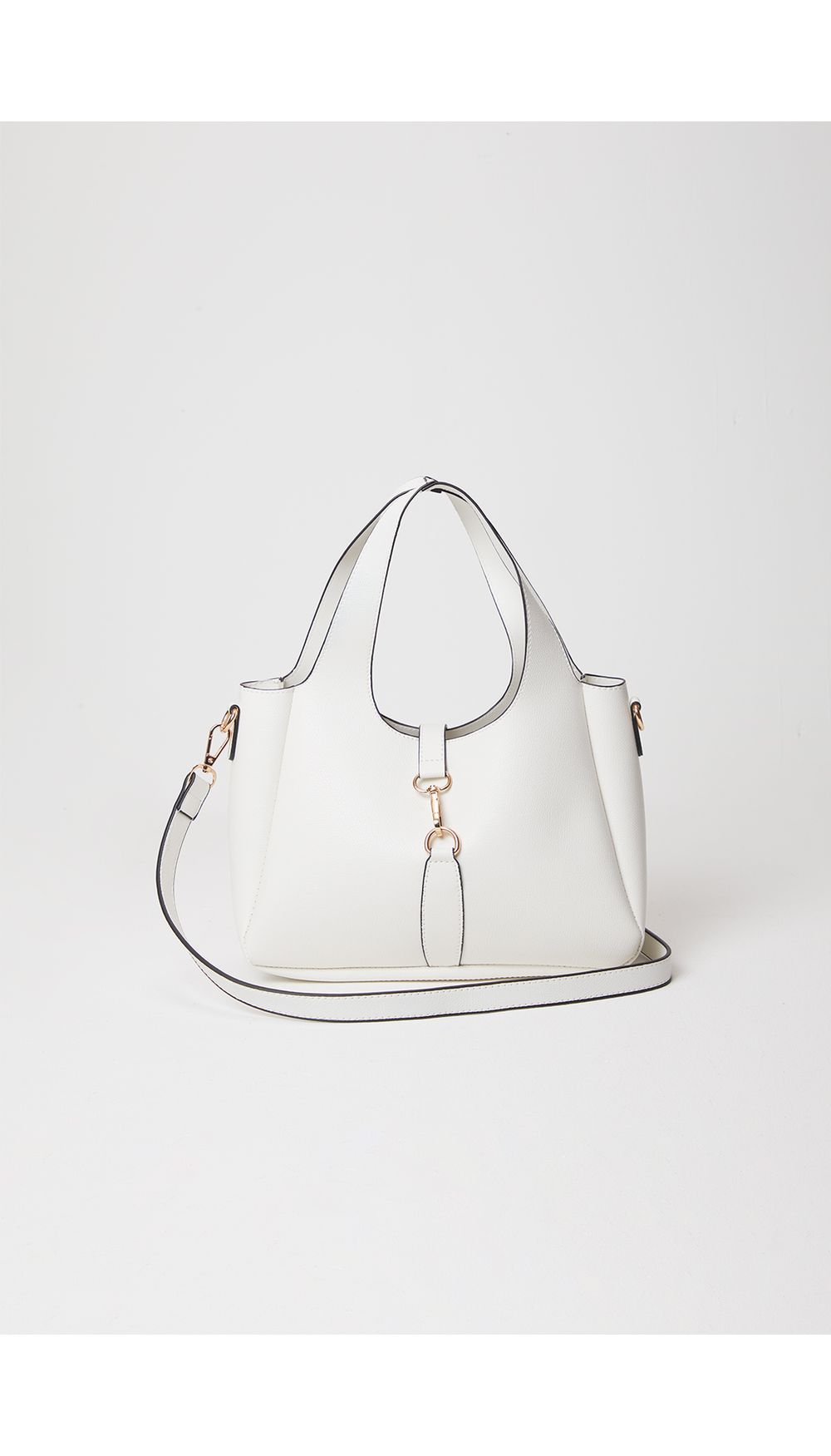 Bolso con herraje y logo frontal