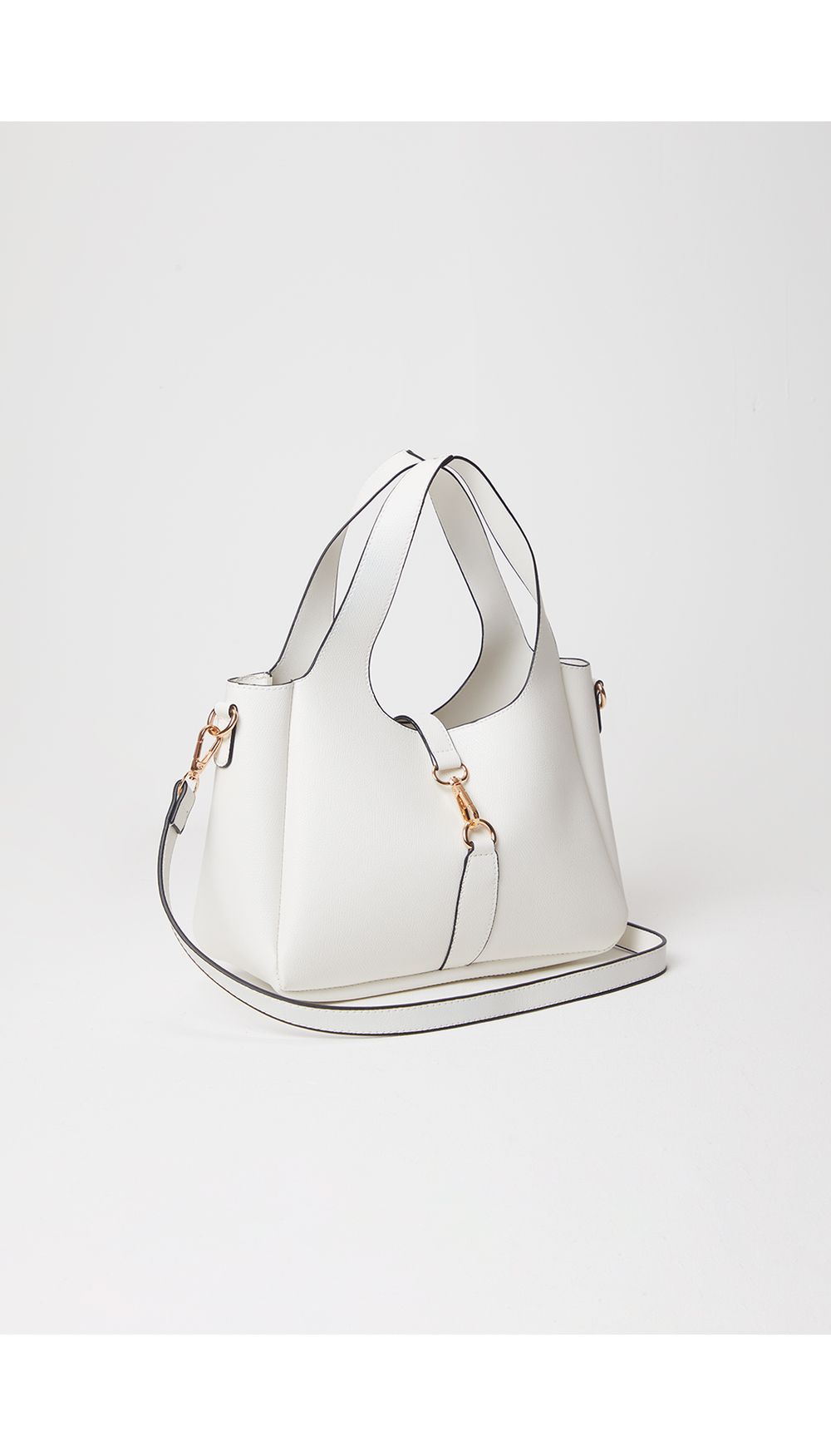 Bolso con herraje y logo frontal
