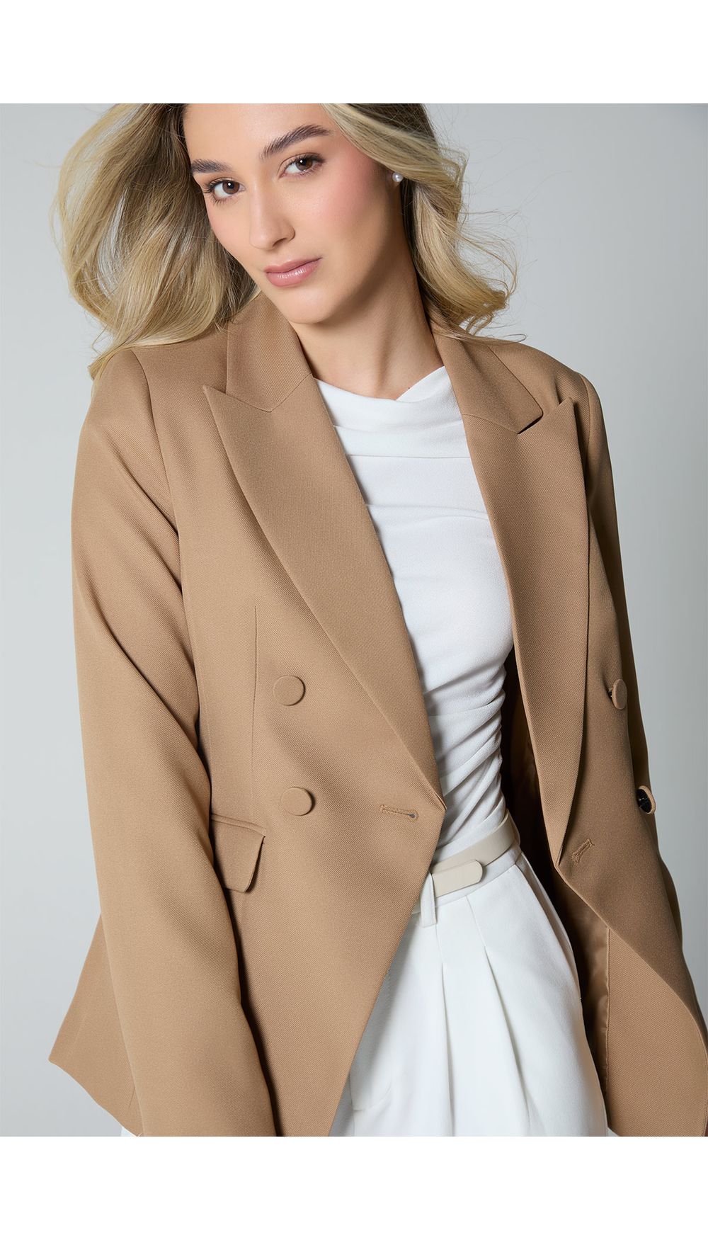 Blazer manga larga con botonadura frontal para mujer