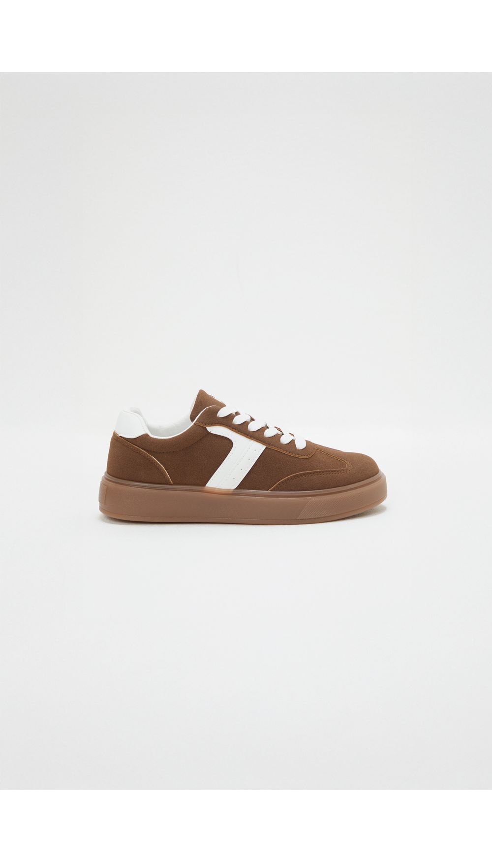 Tenis deportivo combinacion materiales