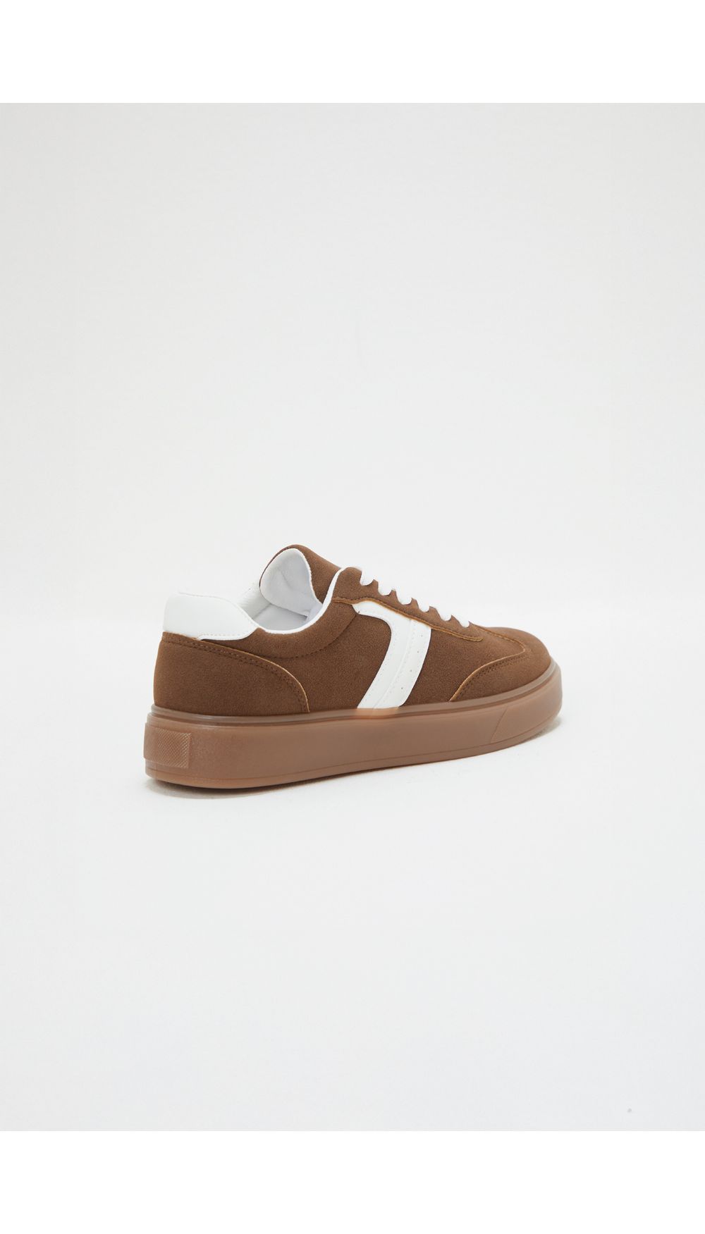 Tenis deportivo combinacion materiales