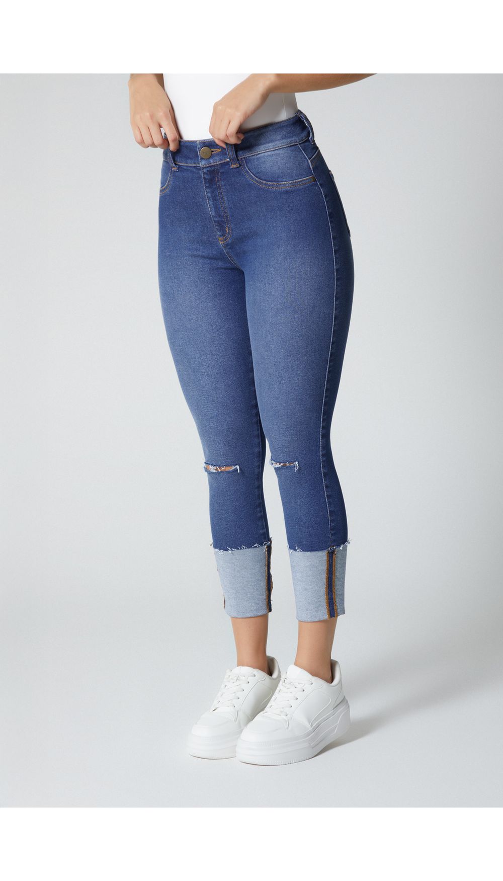 Jean  para mujer  tiro medio skinny con detalle en ruedo