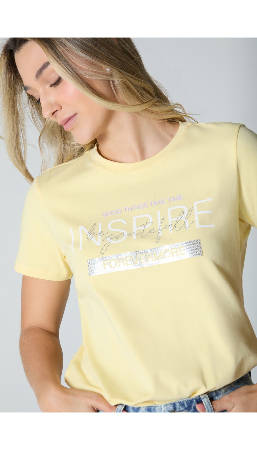 Camiseta para mujer estampada con apliques