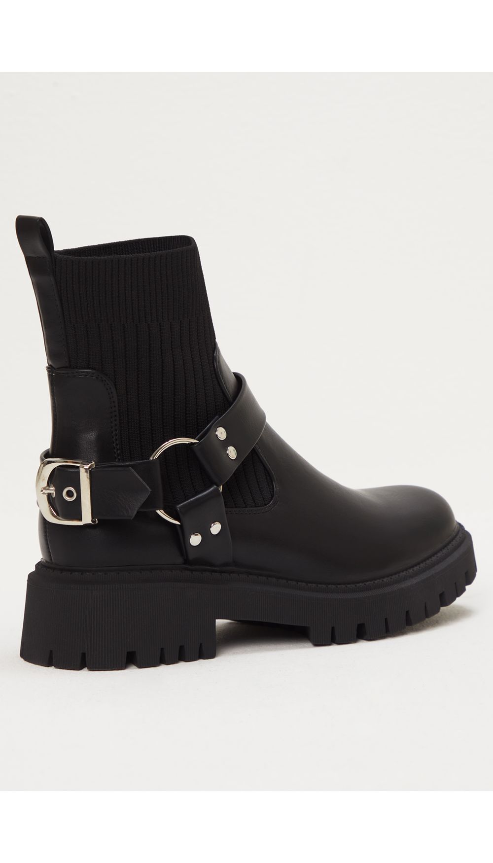 Botin combinacion materiales y herraje en capellada