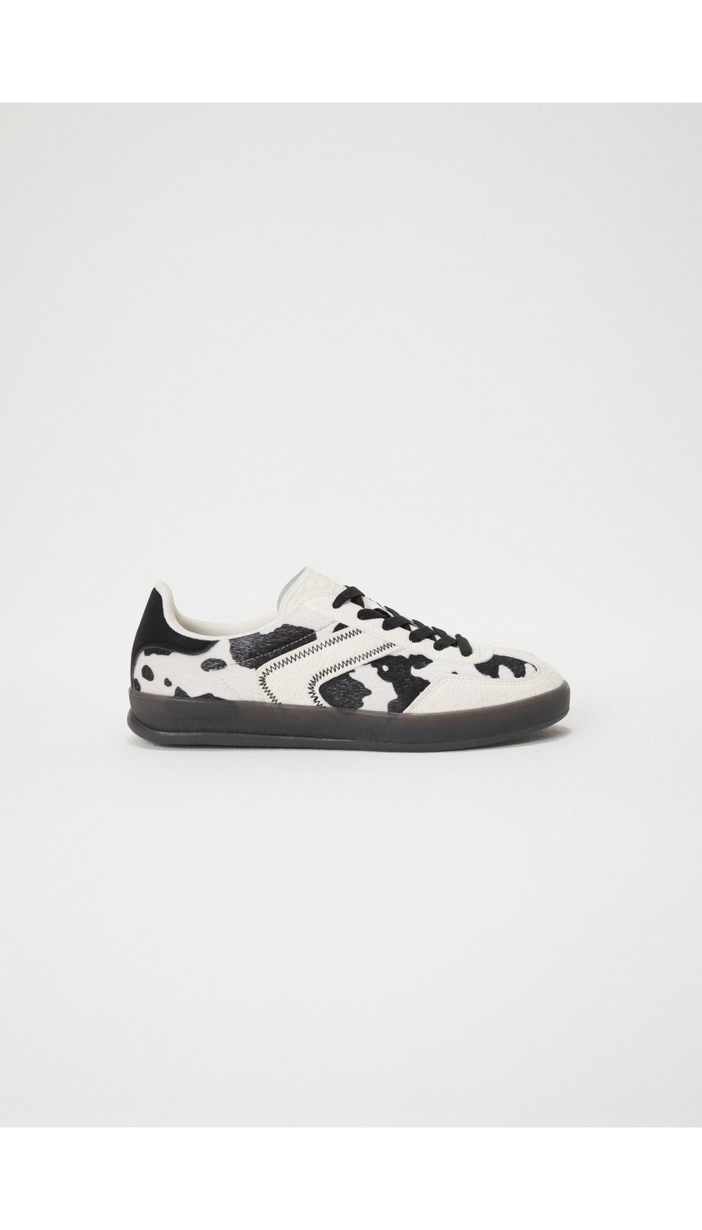 Tenis deportivo con estampado vaca