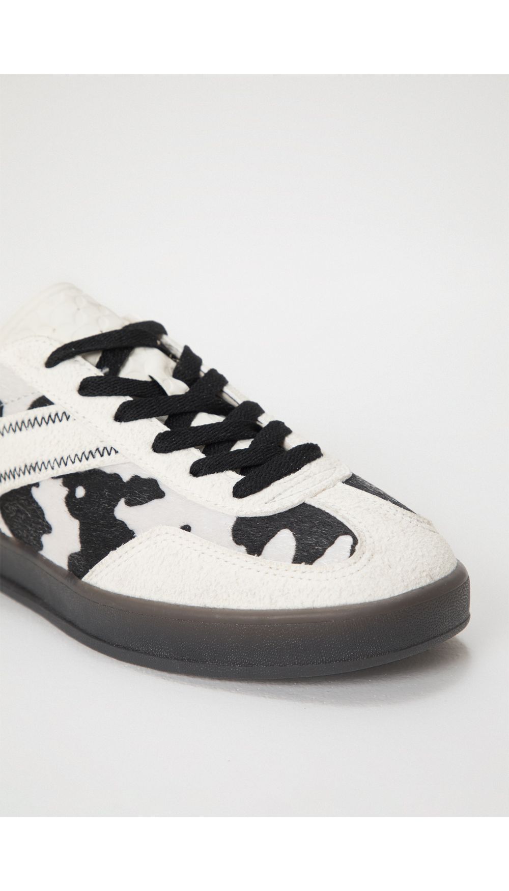 Tenis deportivo con estampado vaca