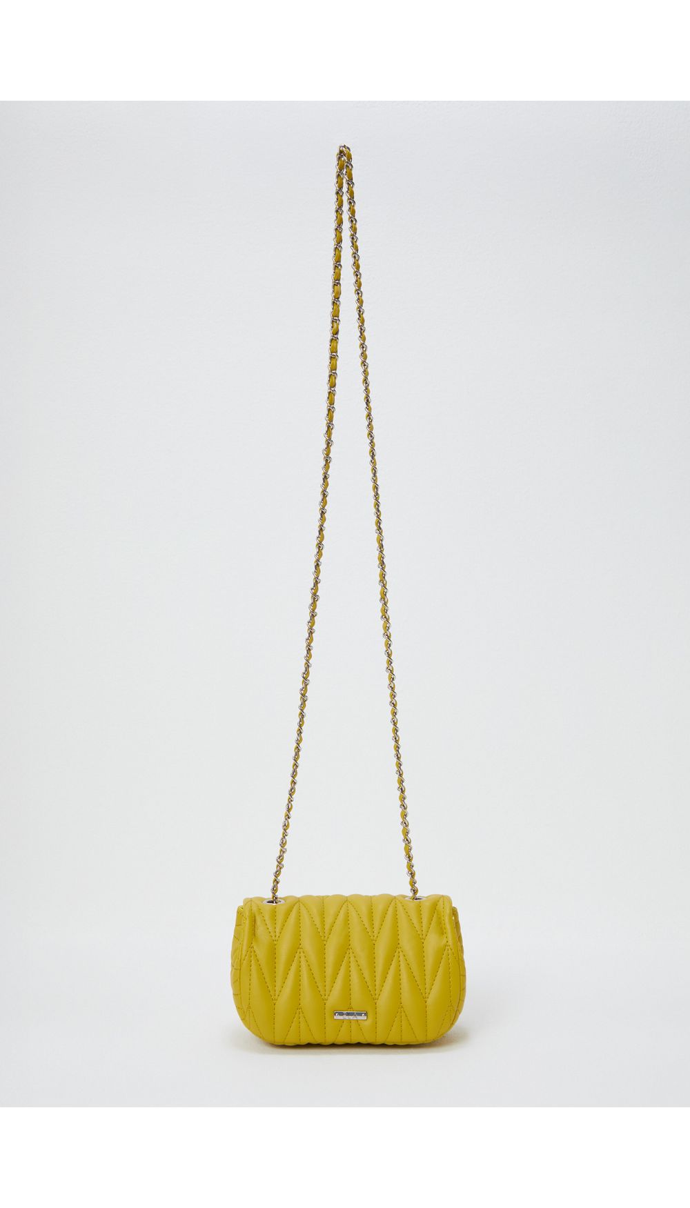 Bolso manos libres  acolchado herraje frontal