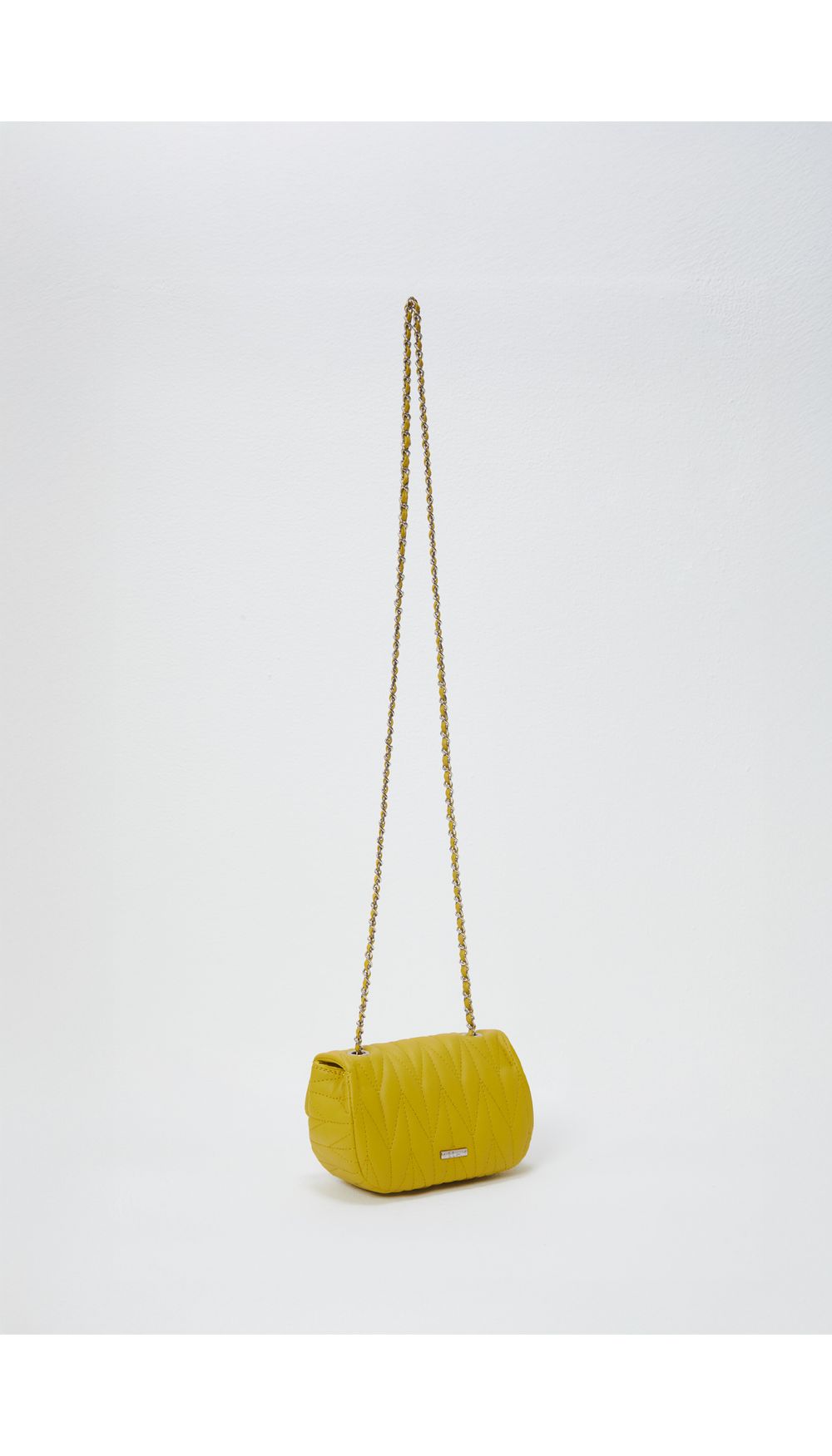 Bolso manos libres  acolchado herraje frontal