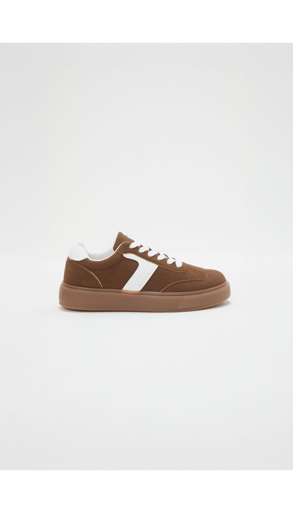 Tenis deportivo combinacion materiales