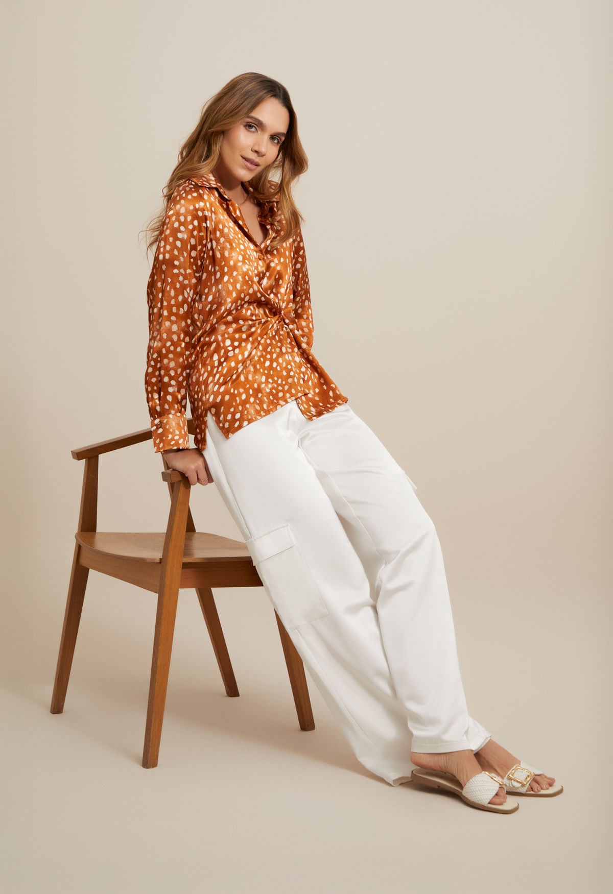 Pantalon cargo en satin para mujer 06 natural - Imagen principal