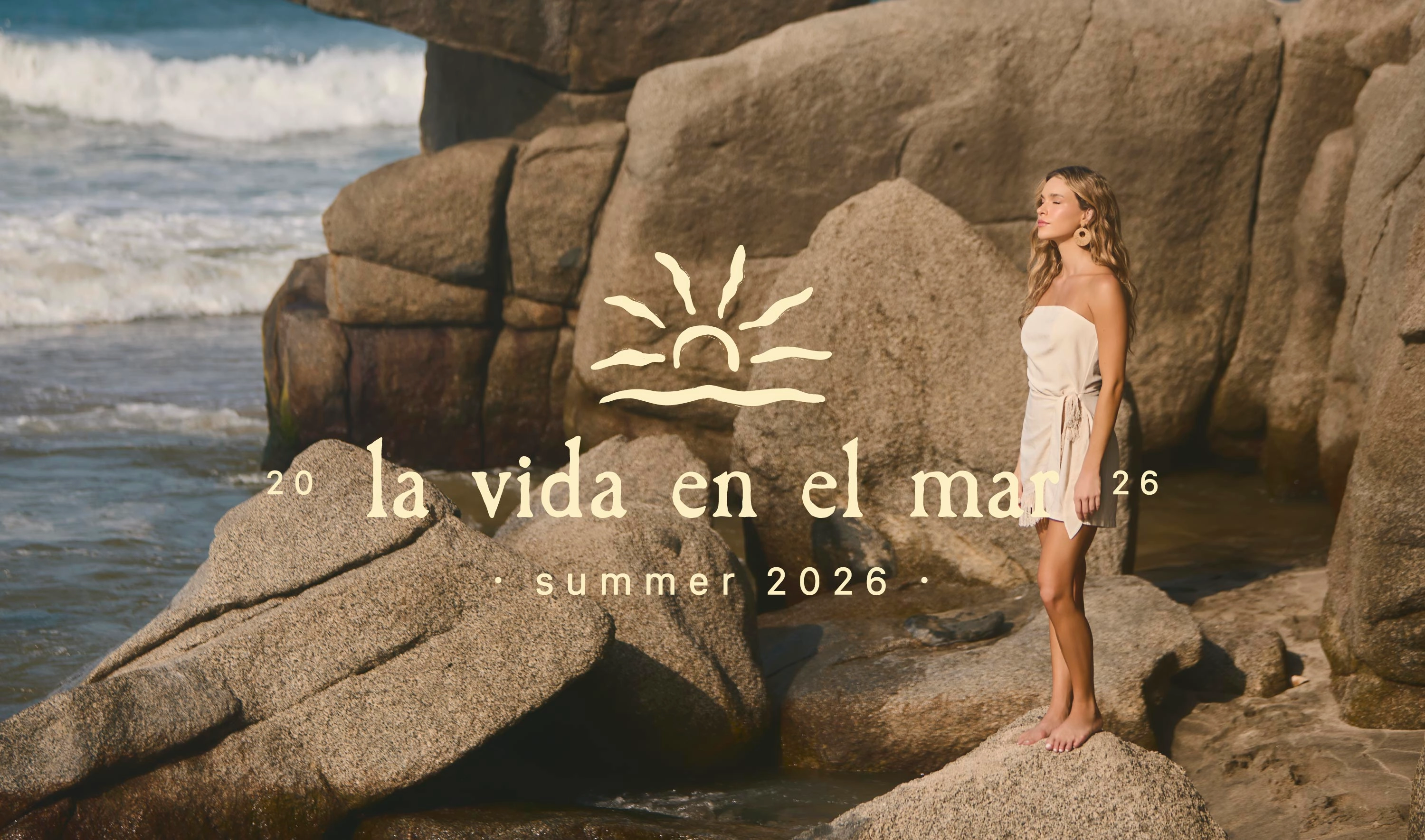 Mujer con vestido corto beige en una colección de verano inspirada en el mar y prendas frescas para clima cálido.