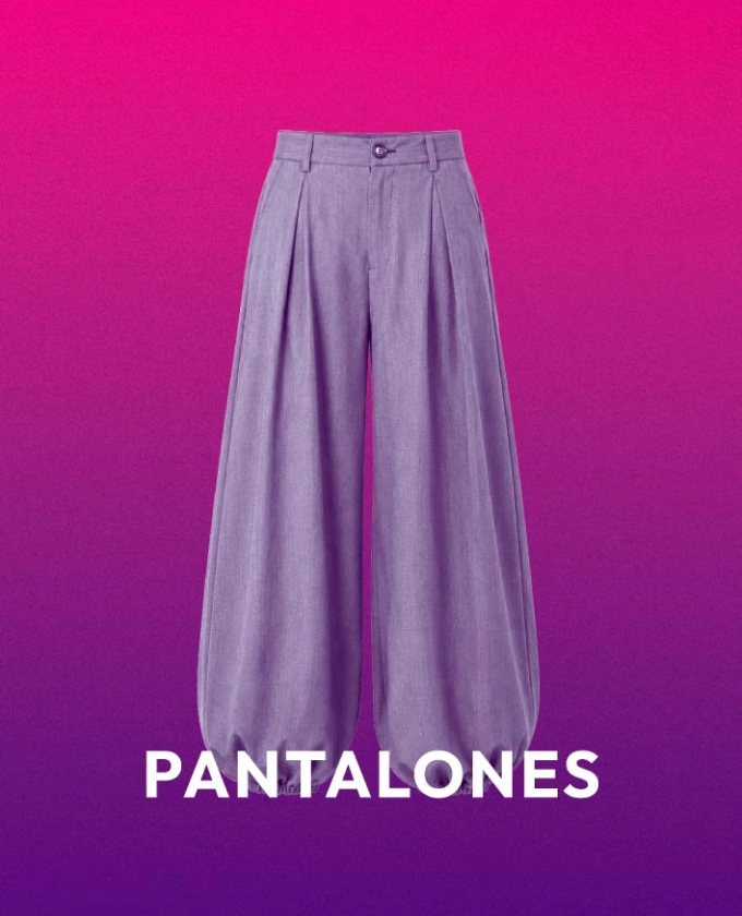 Mujer con blusa manga larga y pantalón beige
