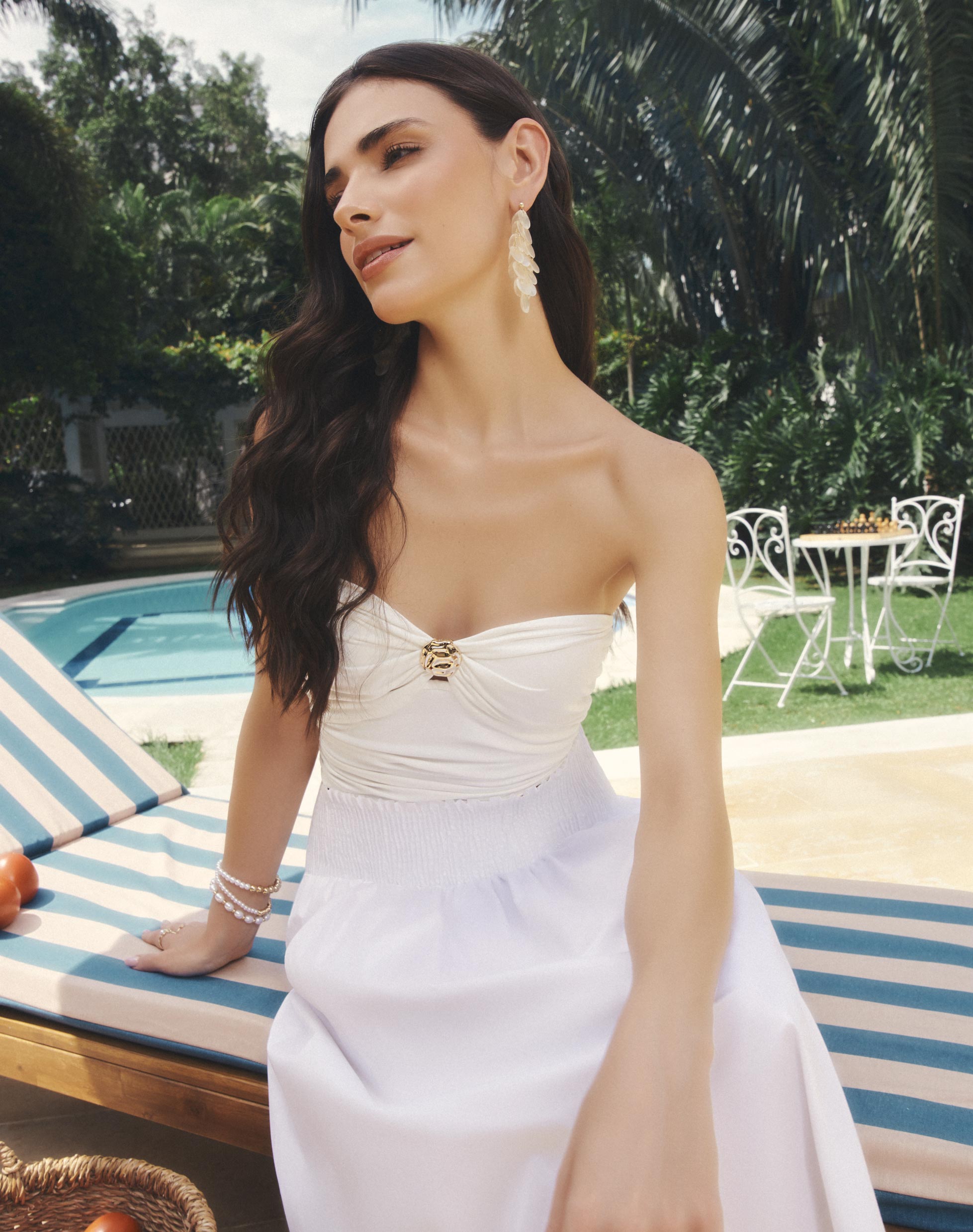 Vestido blanco strapless para mujer, look elegante y fresco para verano