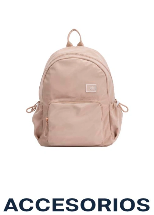 Morral beige para mujer con bolsillo frontal, compartimento principal y bolsillos laterales.