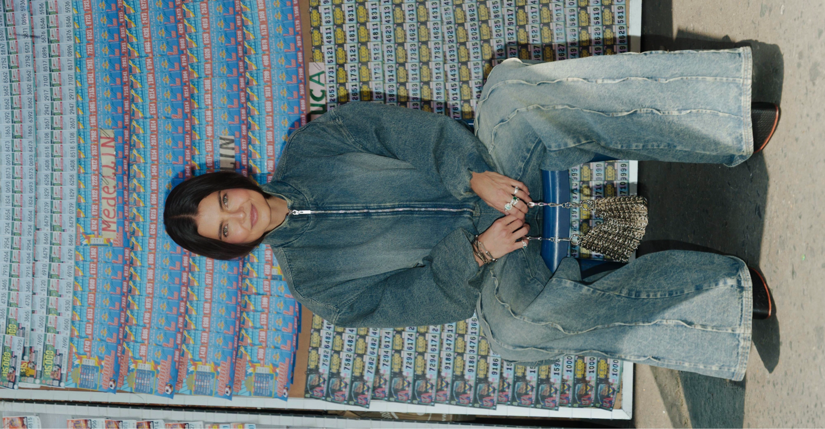 Mujer con chaqueta denim oversize y jeans de pierna amplia en un look total denim.