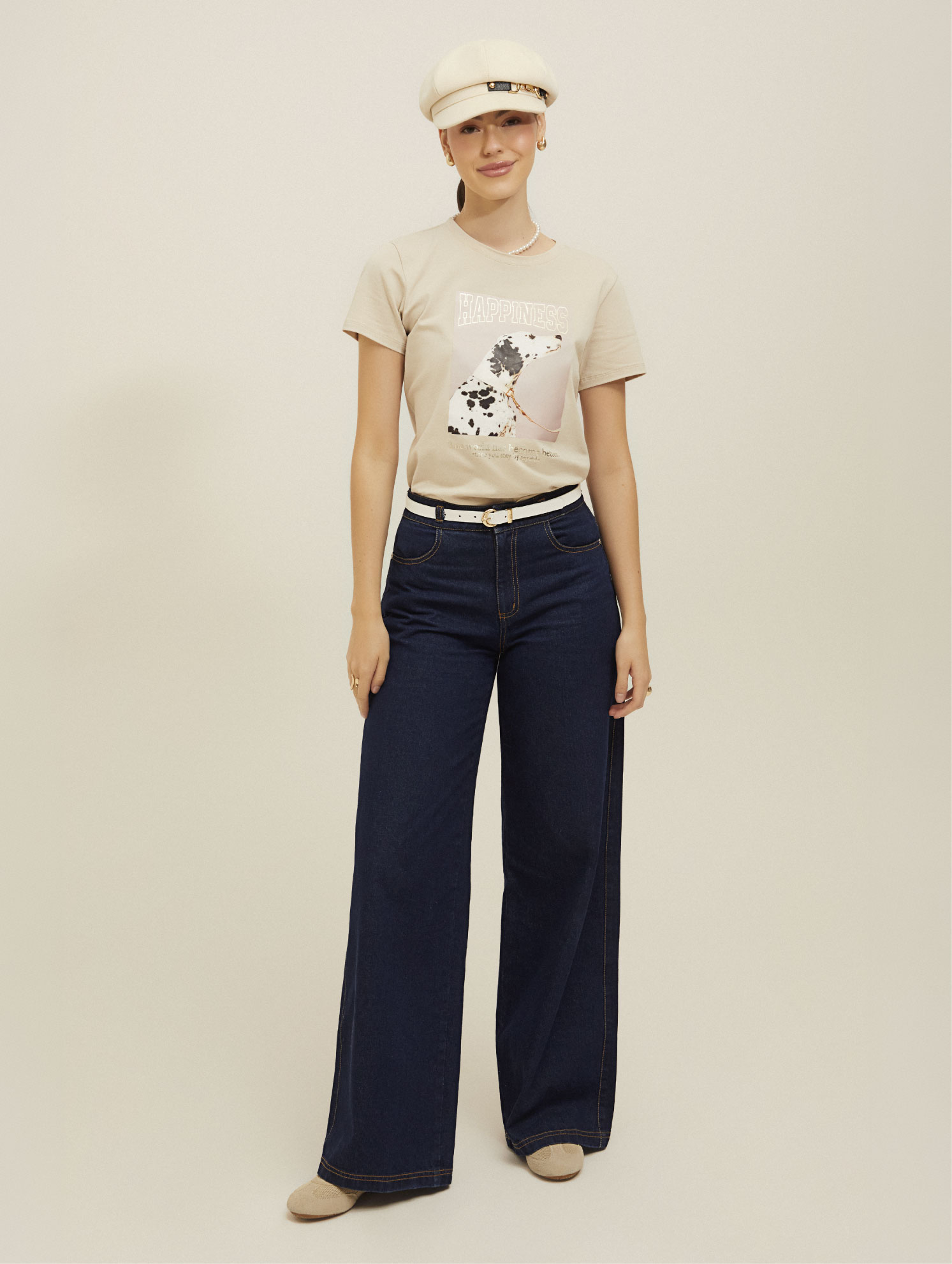 Modelo vistiendo camiseta básica beige con estampado de dálmata de la marca ELA