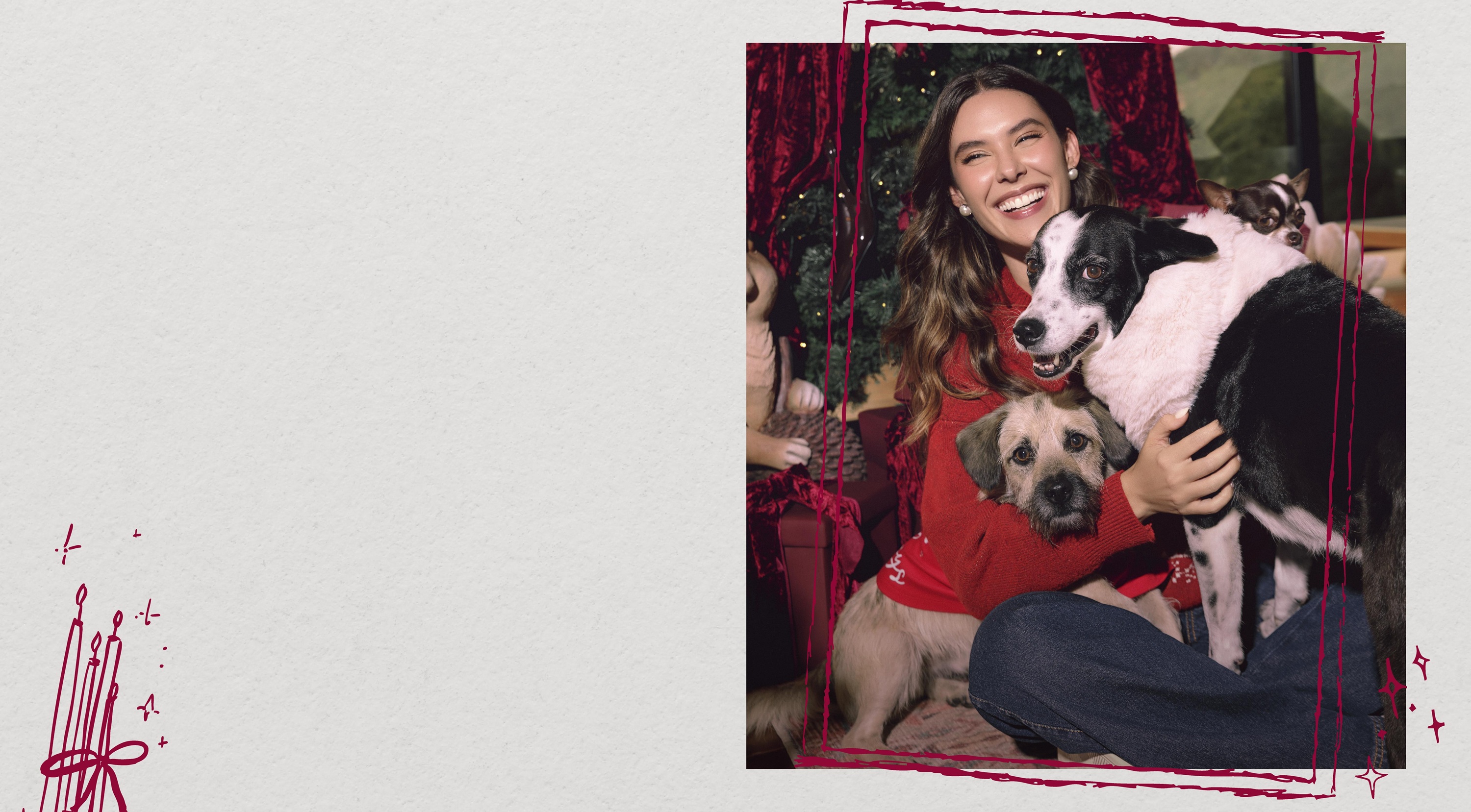 Daniela salazar con vestido navideño rojo