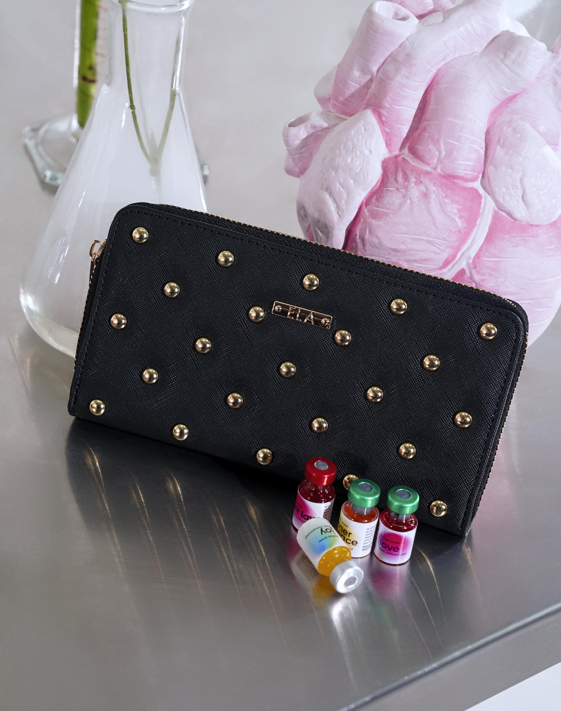 Billetera negra con detalles dorados para mujer 
