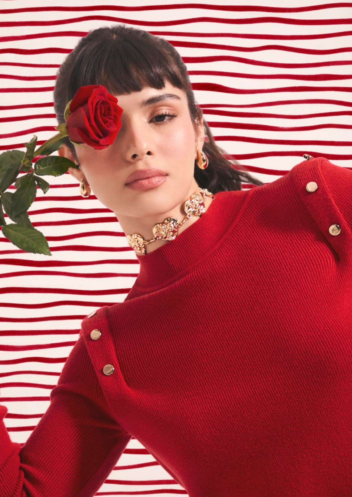 Mujer con look rojo y accesorio de corazones en campaña de Amor y Amistad de ela.
