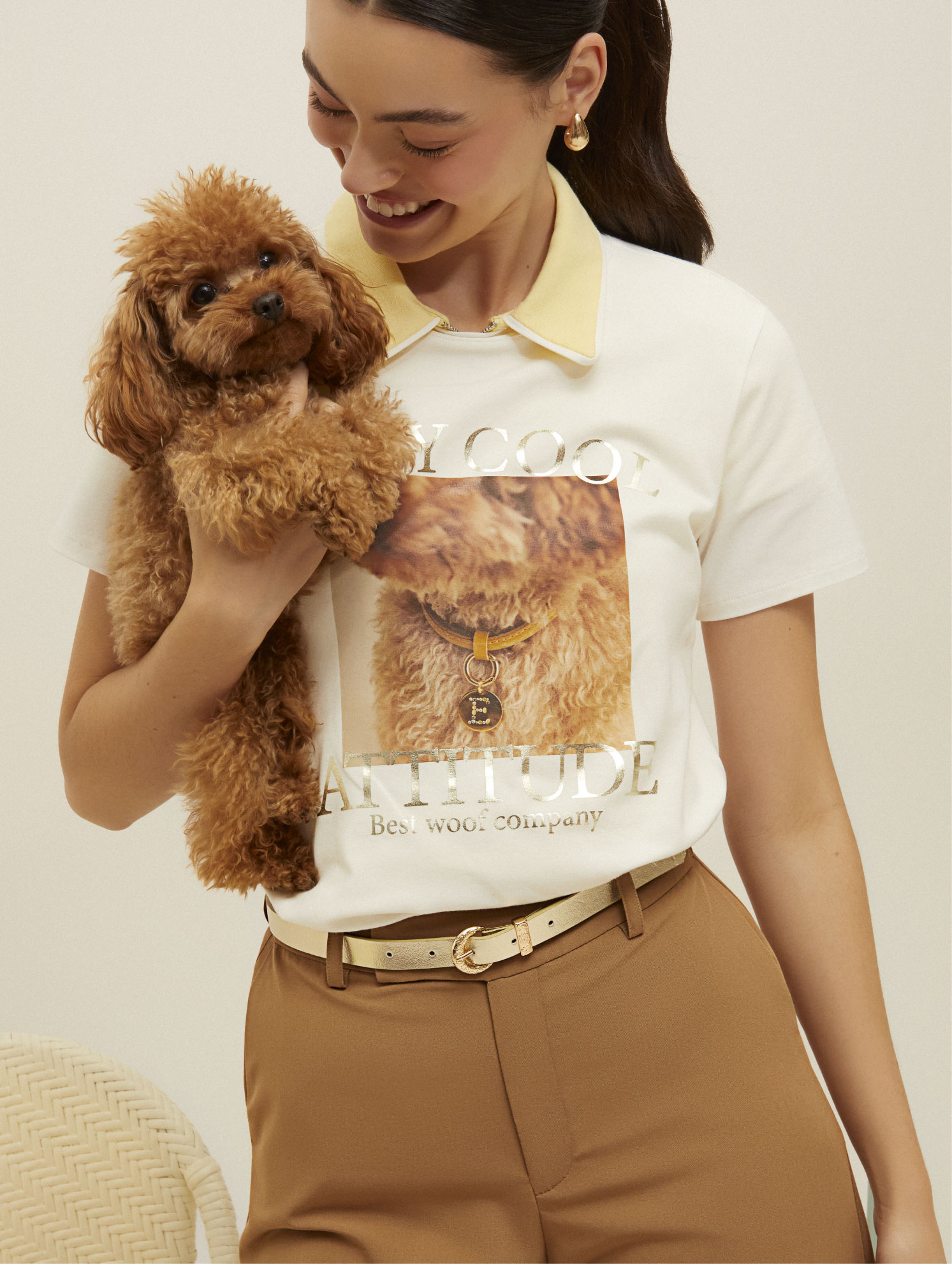 Foto en plano entero de modelo usando camiseta tipo polo de mujer de la marca ELA