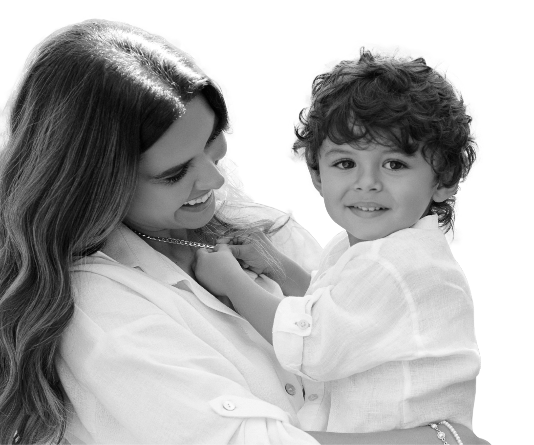 Imagen en blanco y negro de una mamá con su hijo para una campaña del día de la madre ELA