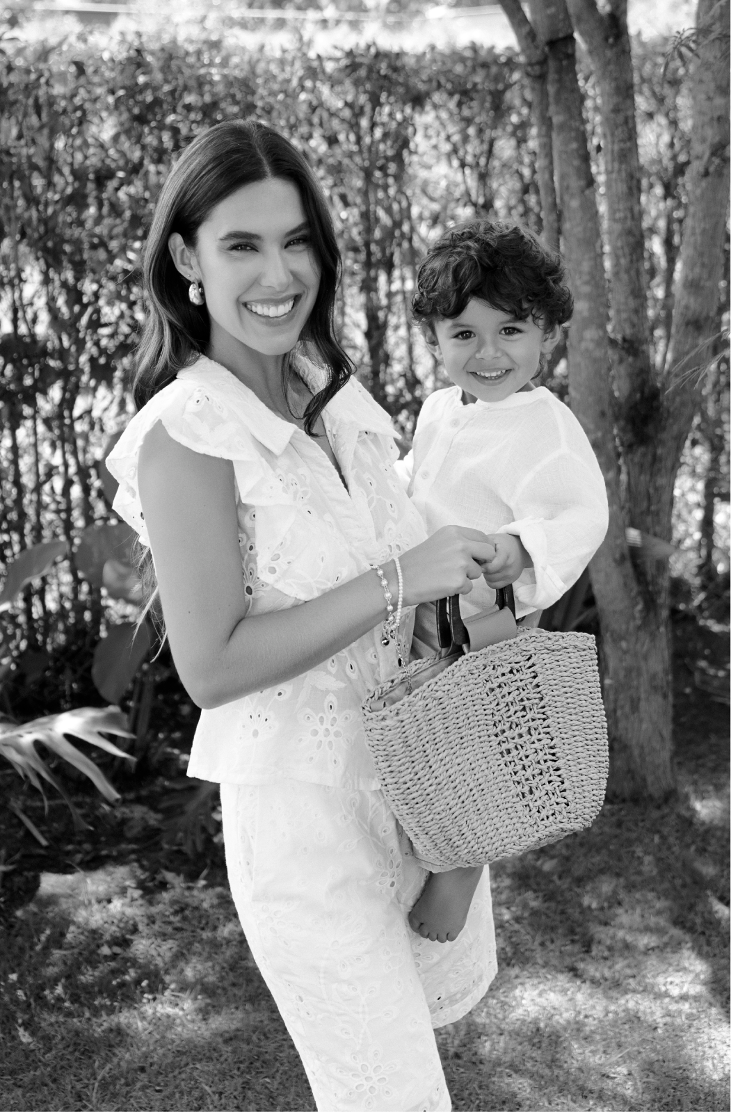 Daniela Salazar posando para la nueva campaña de madres ELA con su pequeño hijo