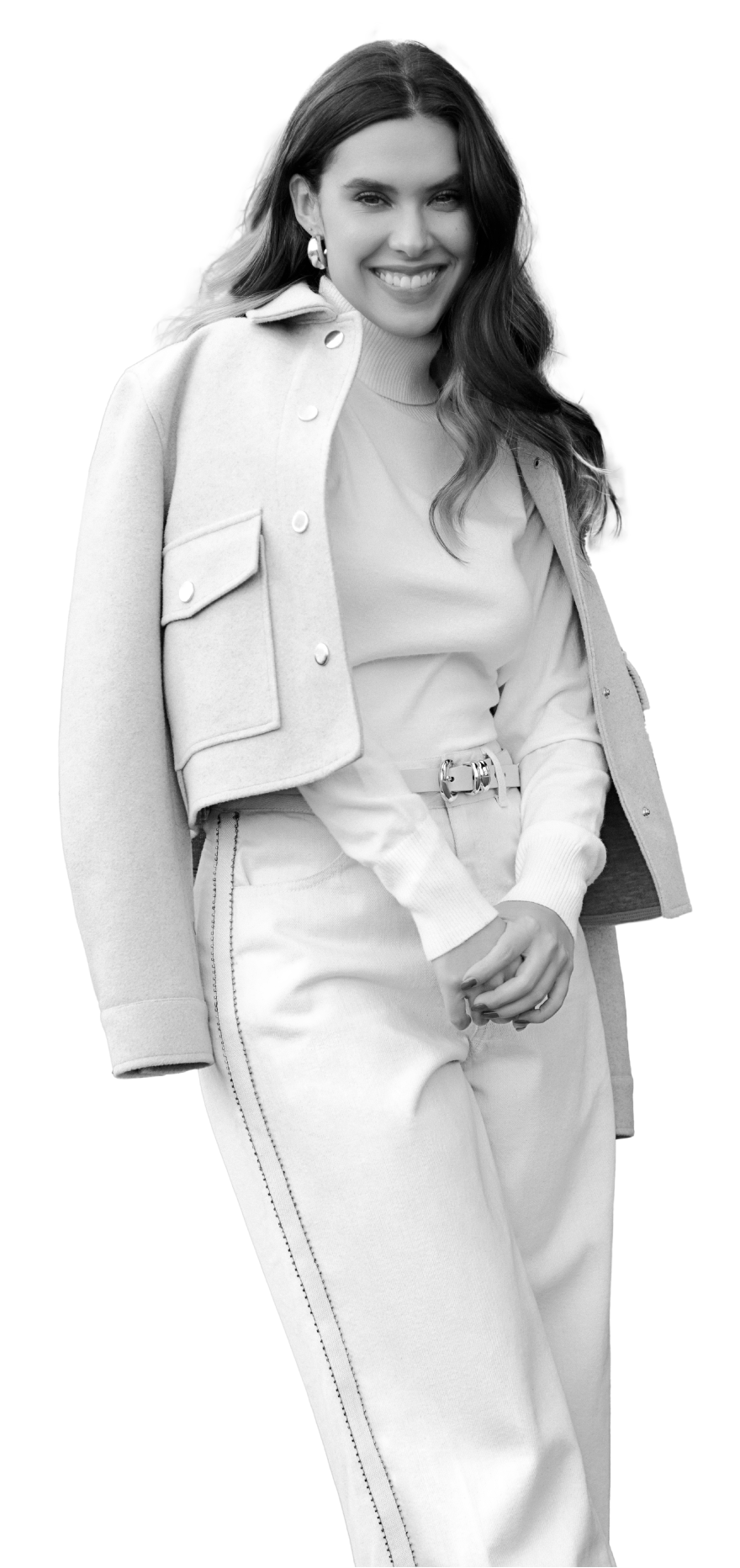 Foto en blanco y negro de daniela salazar usando chaqueta leñadora para mujer de la marca ELA