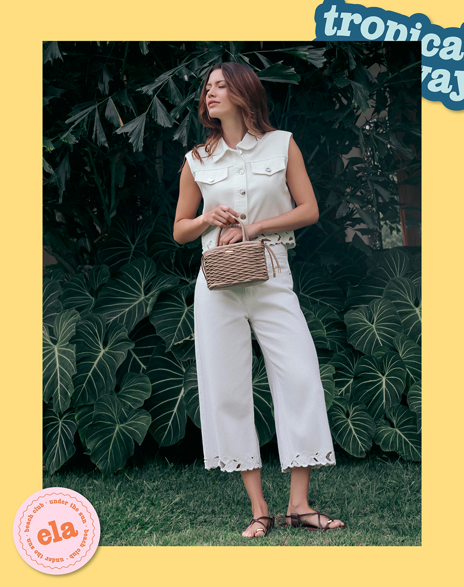 Outfit blanco: blusa, pantalón ela y bolso tejido, ideal para días cálidos y looks relajados.