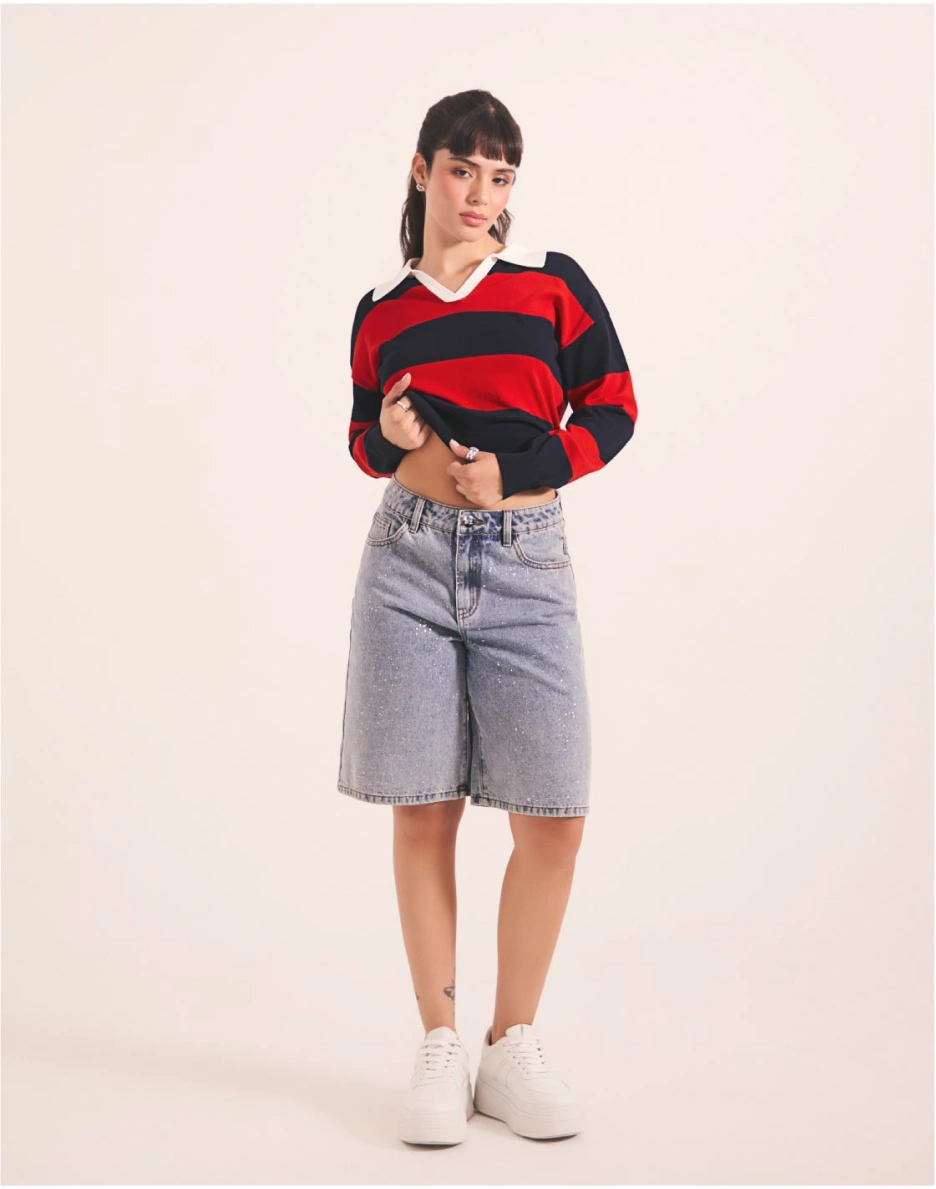 Mujer con bermuda de jean y buzo a rayas, look casual para celebrar Amor y Amistad.