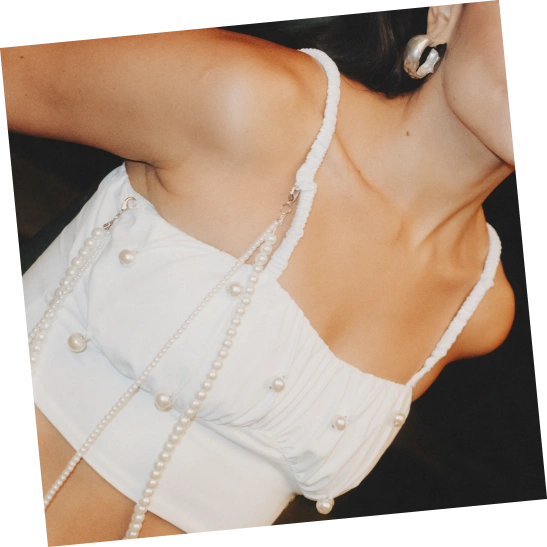 Collage de moda femenina con diferentes looks en blanco, negro, café y denim de la colección Metamorfosis.